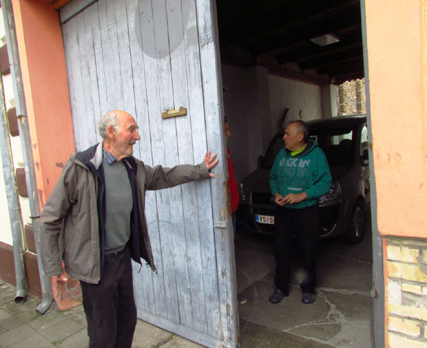 После 75 година др Хајнрих Верле из Немачке дошао у родно Пашићево, данашње Змајево: Сузама љубио капију детињства